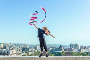 jovem menina fazendo exercício dentro a cidade, mulher fazendo ioga exercício, pessoa fazendo alongamento, mulher relaxante dentro a cidade, bonita menina fazendo ginástica exercício foto