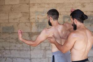 a dois jovem muscular mans fazendo musculação exercícios dentro a cidade, dois muscular jovem homem, Atlético jovem mans dentro a parque foto