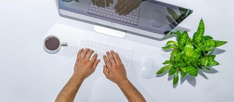 mãos digitando em uma teclado, mãos em teclado foto
