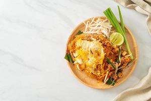 pad thai - mexa macarrão frito em estilo tailandês com ovo foto