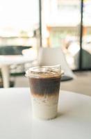 xícara de café com leite gelado na mesa foto