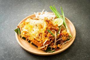 pad thai - mexa macarrão frito em estilo tailandês com ovo foto