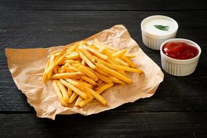 batatas fritas com creme de leite e ketchup foto