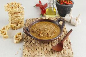 sambal tumpang é tempe em pasta de pimentão de coco picante foto