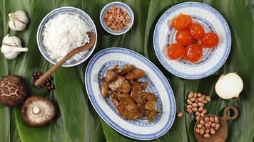 preparação de ingredientes zongzi, deliciosa comida tradicional de bolinho de arroz para o festival de duanwu de barco de dragão foto