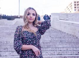 bonita jovem mulher dentro a cidade, retrato do uma mulher dentro a cidade, retrato do uma mulher, retrato do uma bonita menina foto