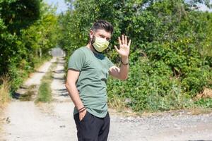 bonita jovem homem dentro a natureza foto