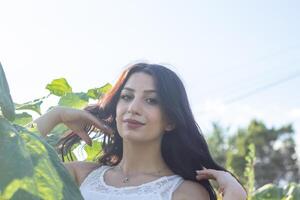 bonita jovem mulher dentro a natureza, verão cenário foto