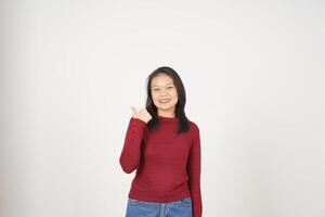 jovem ásia mulher dentro vermelho camiseta apontando lado às cópia de espaço com polegar isolado em branco fundo foto