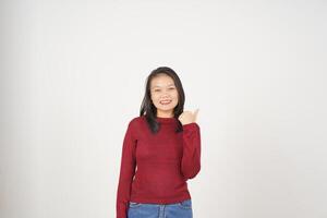 jovem ásia mulher dentro vermelho camiseta apontando lado às cópia de espaço com polegar isolado em branco fundo foto