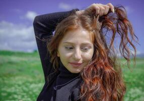 vermelho cabelos mulher dentro a parque, bonita mulher dentro a natureza foto