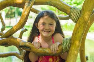 bonita pequeno menina dentro a natureza, menina dentro verão foto