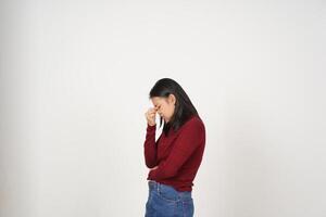 jovem ásia mulher dentro vermelho camiseta sofrimento dor de cabeça gesto isolado em branco fundo foto