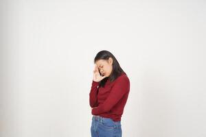 jovem ásia mulher dentro vermelho camiseta sofrimento dor de cabeça gesto isolado em branco fundo foto