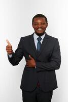 sorridente africano americano Preto homem dentro o negócio terno com polegares acima gostar gesto isolado em branco foto