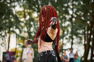 mitológico dançando menina fauno em verde gramado dentro público parque ao ar livre arte dançando evento foto