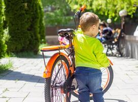 criança jogando dentro a jardim, criança jogando em a Parque infantil foto