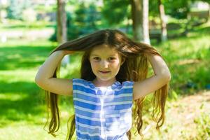 bonita pequeno menina dentro a natureza, menina dentro verão foto