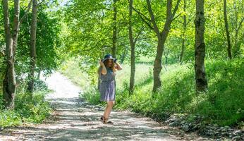 bonita jovem menina dentro a natureza foto