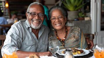 ai gerado uma sorridente idosos casal desfrutando uma nutritivo refeição juntos às casa foto