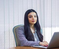 bonita menina dentro escritório foto