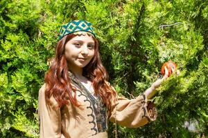 armênio jovem mulher dentro tradicional roupas dentro a natureza dentro verão foto