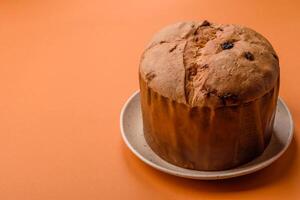 delicioso doce feriado Panettone bolo com entusiasmo e passas de uva em uma cerâmico prato foto