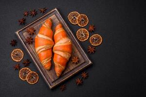 delicioso fresco, crocantes francês croissants com doce o preenchimento foto