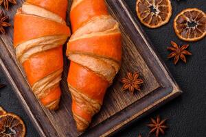 delicioso fresco, crocantes francês croissants com doce o preenchimento foto