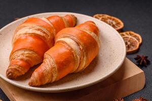 delicioso fresco, crocantes francês croissants com doce o preenchimento foto