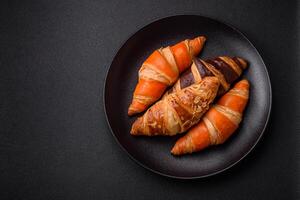 delicioso fresco, crocantes francês croissants com doce o preenchimento foto