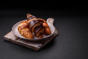 delicioso fresco, crocantes francês croissants com doce o preenchimento foto