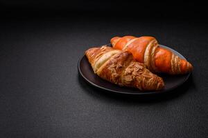 delicioso fresco, crocantes francês croissants com doce o preenchimento foto