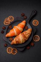 delicioso fresco, crocantes francês croissants com doce o preenchimento foto