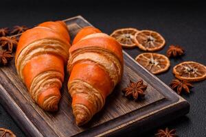 delicioso fresco, crocantes francês croissants com doce o preenchimento foto