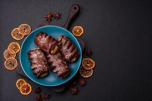 delicioso doce chocolate bolos com fruta o preenchimento e granulados em uma cerâmico prato foto