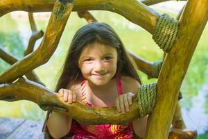 bonita pequeno menina dentro a natureza, menina dentro verão foto