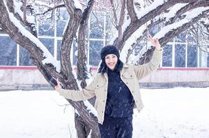 mulher dentro floresta, retrato do uma mulher dentro inverno floresta, fofa mulher dentro inverno parque foto