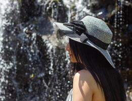 bonita jovem mulher dentro a natureza, mulher dentro verão dia foto