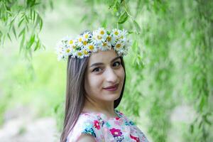 retrato do uma mulher com branco flores, retrato do uma mulher dentro a parque foto