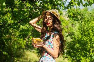 bonita jovem mulher dentro a natureza, verão cenário foto