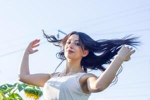 bonita jovem mulher dentro a natureza, verão cenário foto