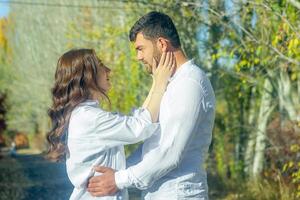 romântico casal dentro a jardim, casal dentro a natureza foto