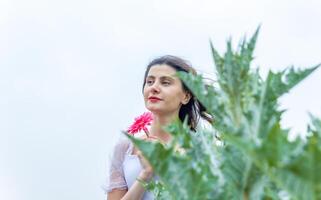 bonita jovem menina dentro a natureza, menina dentro a parque foto