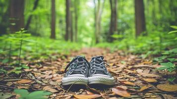 ai gerado Preto tênis em floresta trilha foto