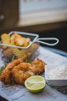 crocantes frito peixe e salgadinhos com tártaro molho e Lima foto