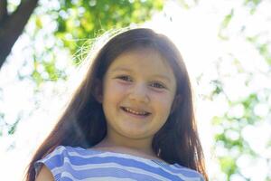 bonita pequeno menina dentro a natureza, menina dentro verão foto