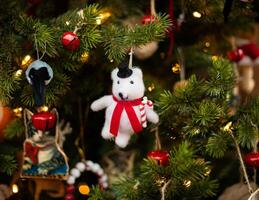 Natal árvore decoração com brinquedo boneco de neve em bokeh fundo. foto