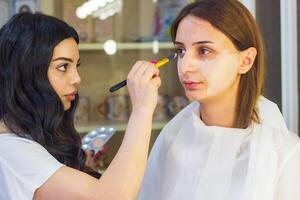 jovem mulher dentro spa salão, menina dentro beleza salão foto