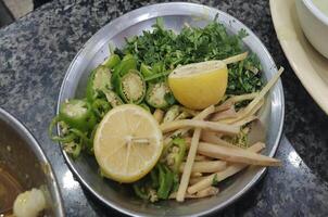 tailandês picante salada com limão e salsinha dentro inoxidável aço tigela foto